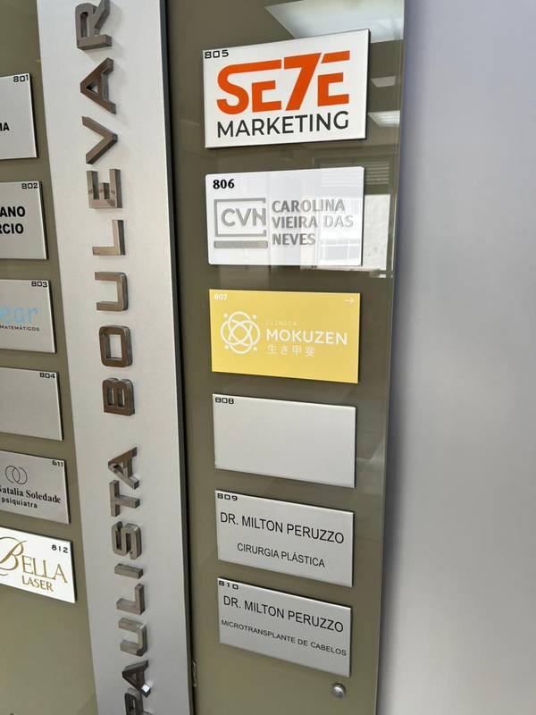 Mokuzen — Sinalização no totem do edifício