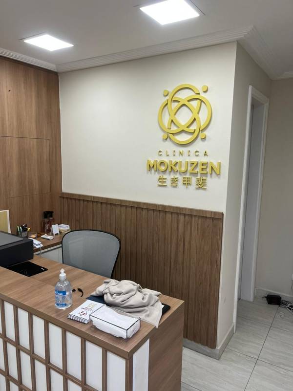 Mokuzen — Letra caixa dourada na recepção