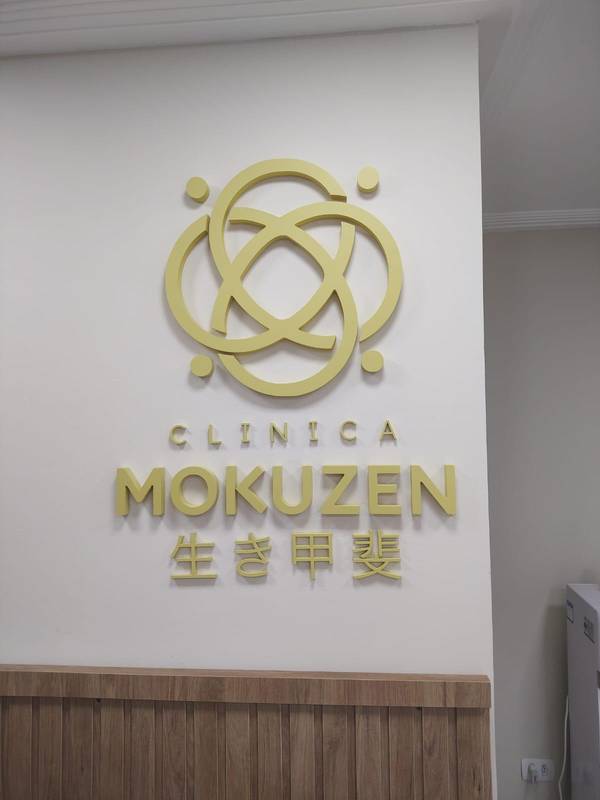Mokuzen — Detalhe da letra caixa 3D dourada
